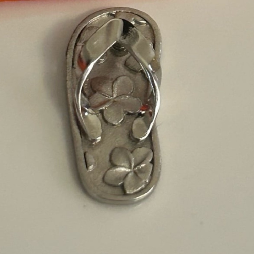 Vintage hawaii Maui Divers 14K White gold Slip flip flop plumeria flower pendant